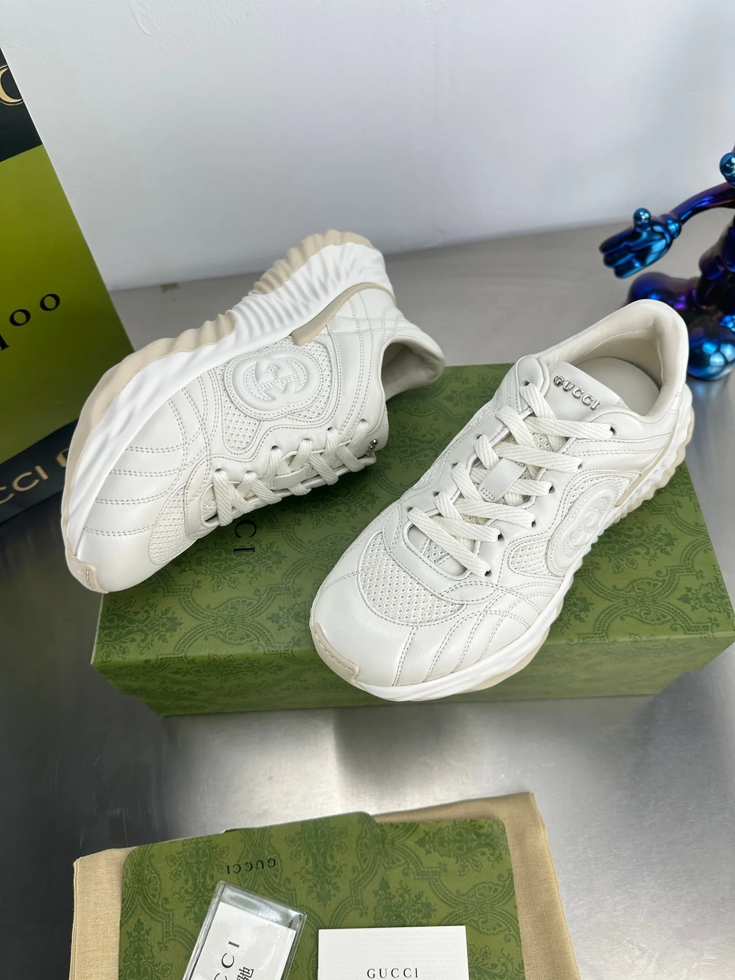 👟👟Ex-factory price 800👟👟 Top version 🔝Purchased and developed from the original version. This new sneaker adopts a thick-soled design, with stitched sheepskin upper and breathable mesh. Show full sense of technology. The 3D effect interlocking double G leather patch and Gucci letter metal accessories, two brand logo details, inject a dazzling texture into the overall design. The details are more substantial! ...